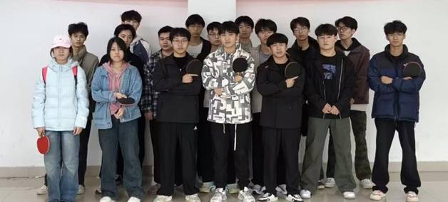 一群人站在一起合影 AI 生成的内容可能不正确。