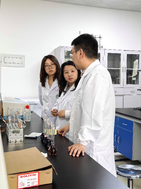 男人和女人站在厨房里AI 生成的内容可能不正确。