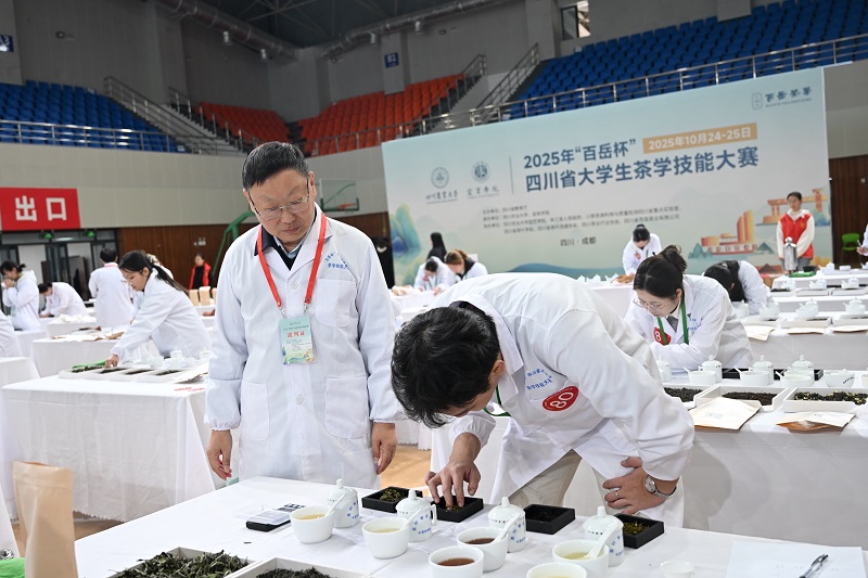beat365在线平台官网教师应邀担任2025年四川省大学生茶学技能大赛裁判长